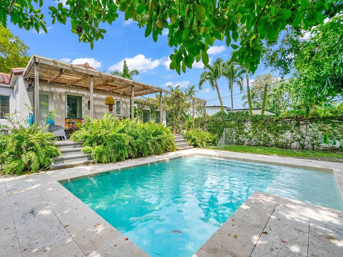 Foto principal - 419 SW 30th Rd