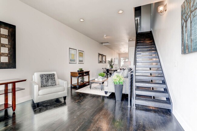 Foto del edificio - High Street Townhomes 3 bedroom unit with ...