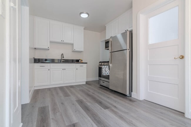 Kitchen - 616 N Alta Vista Blvd