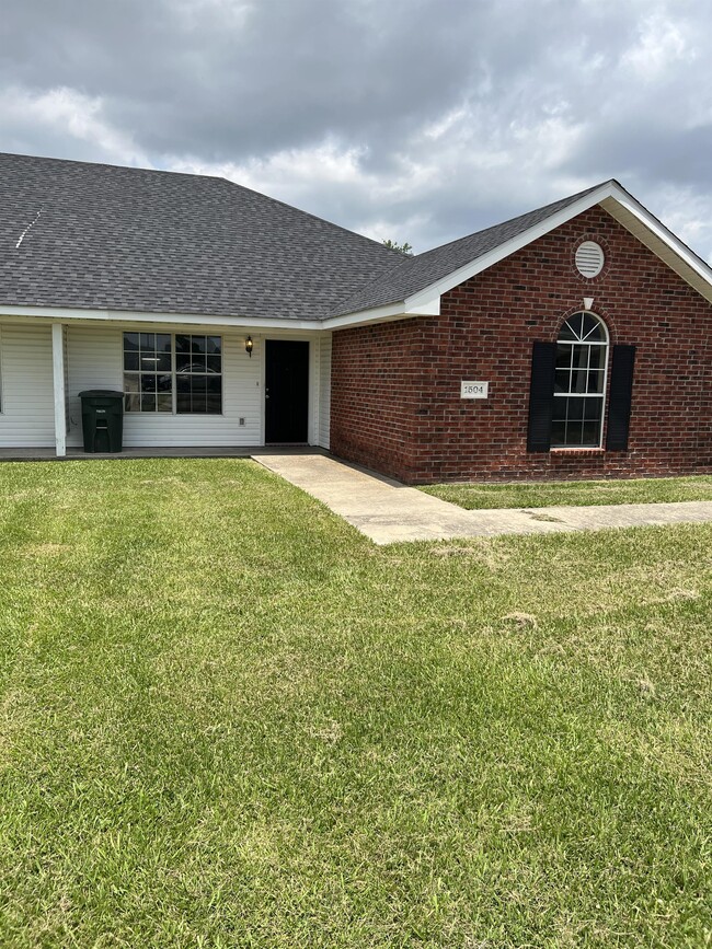 Building Photo - 1504 N Vintage Ln