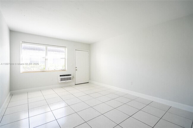 Foto del edificio - 7829 Carlyle Ave