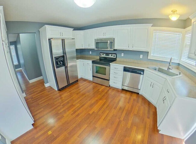 Foto del edificio - Fenced In Yard + Pet Friendly + Bonus Storage Shed + Stainless Steel Appliances + Washer & Dryer ...