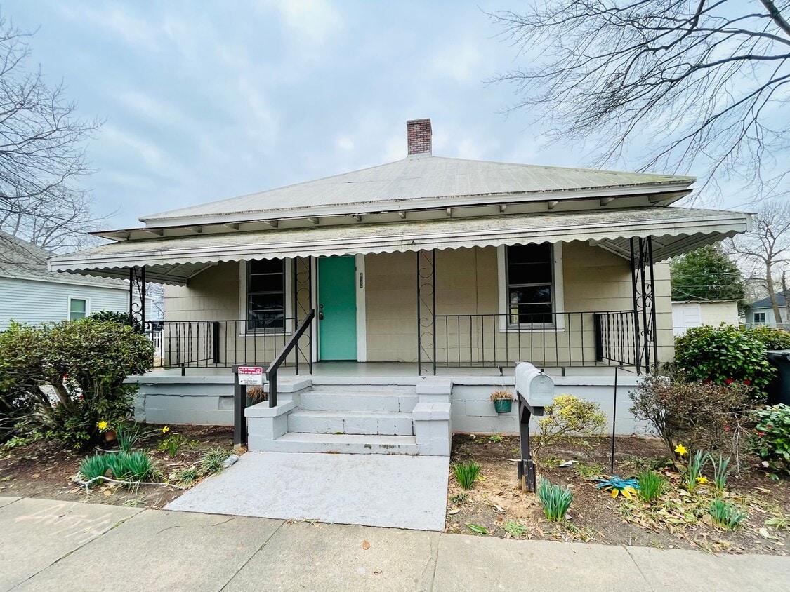 Primary Photo - Charming 2 Bedroom Bungalow within MINUTES...