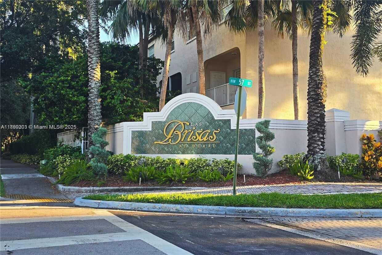 Foto principal - 5600 NW 114th Pl