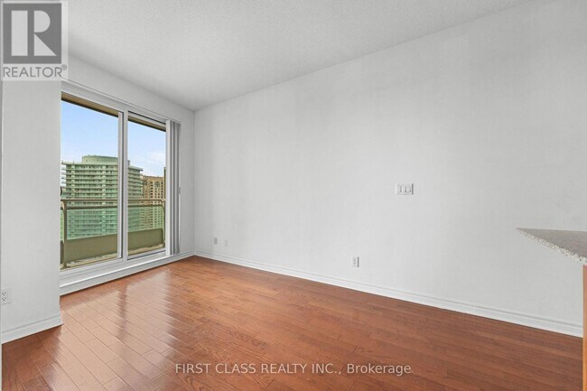 Photo du bâtiment - 18 Holmes Ave