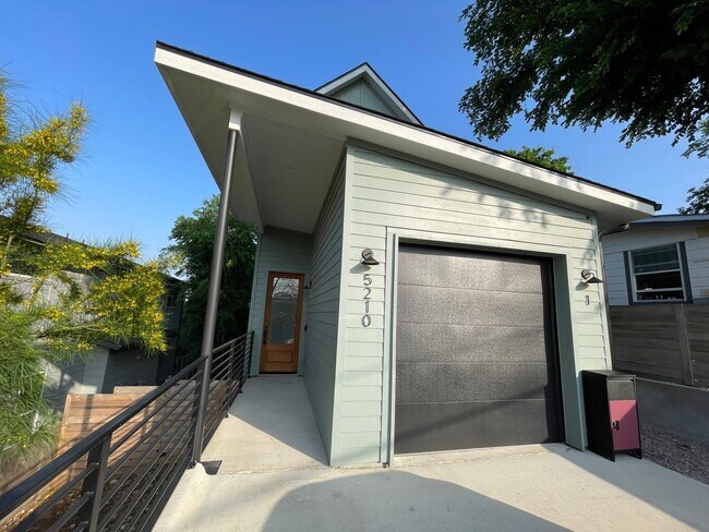 Foto del edificio - 5210 Rogers Ln