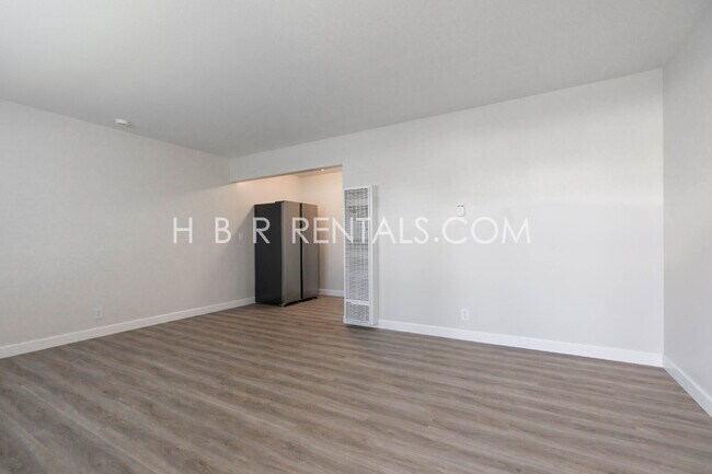 Foto del edificio - Freshly Renovated Home with Brand-New Flooring and Remodeled Kitchen in Manteca