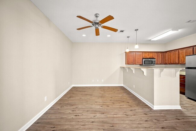 Foto del edificio - 721 Arbor Lake Dr