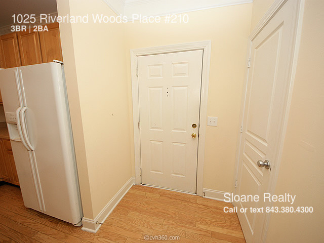 Foto del edificio - 1025 Riverland Woods Pl