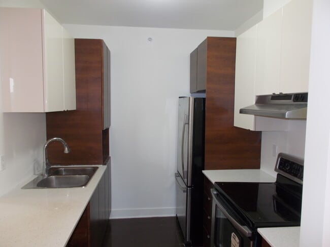 Building Photo - 5025 Paré