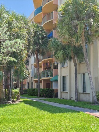 Building Photo - 9320 Fontainebleau Blvd