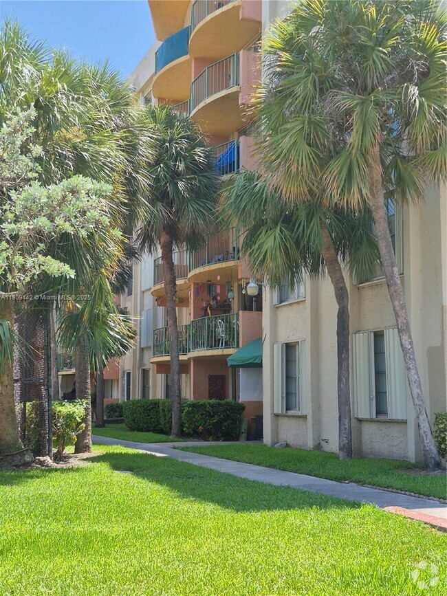 Building Photo - 9320 Fontainebleau Blvd