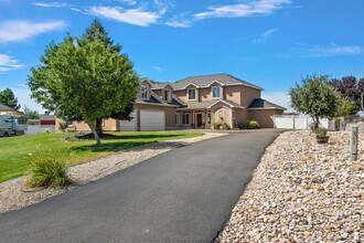 Building Photo - 18227 Southlake Cir