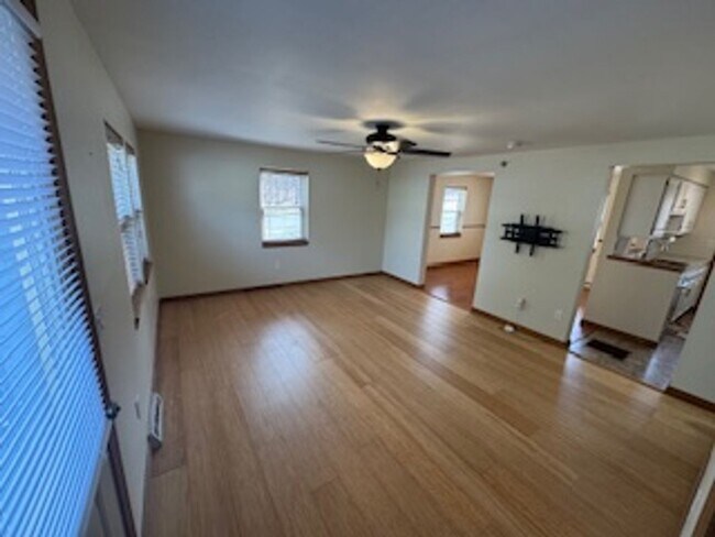 Foto del edificio - Charming 2BD/1BA Townhome in Burlington’s New North End