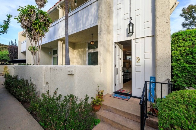 Building Photo - 255 Valley Dr