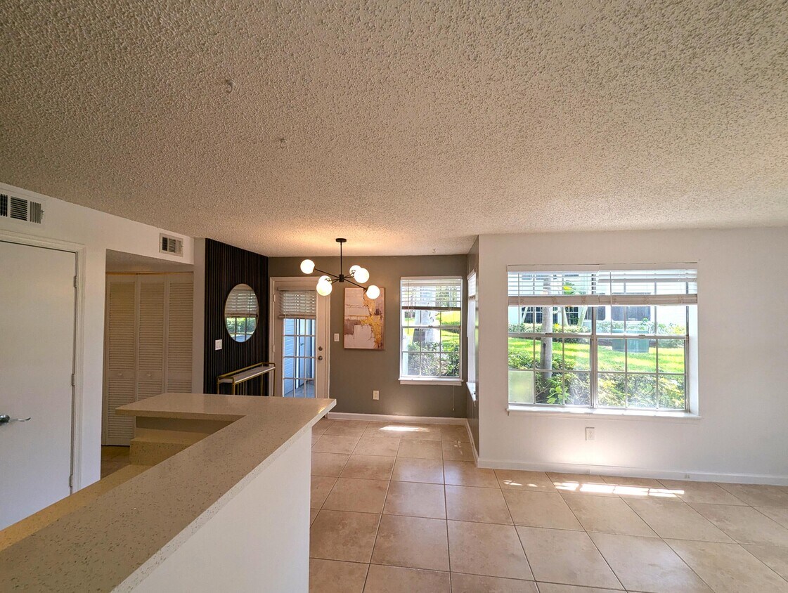 Foto principal - 1215 Crystal Way