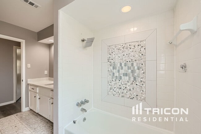 Building Photo - 16527 Pilgrims Cir