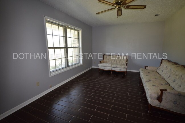 Building Photo - 206 Fairview Dr