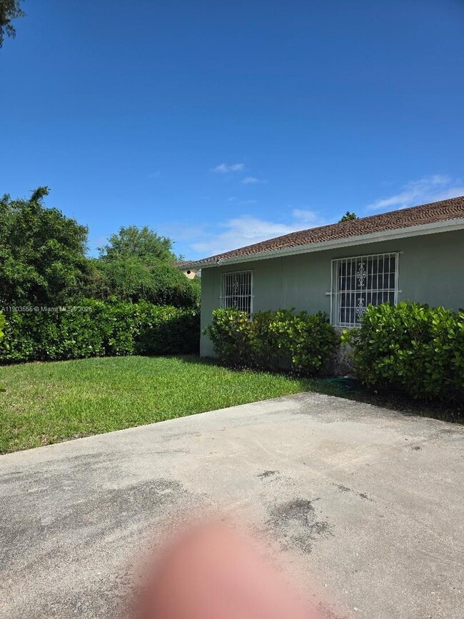 Building Photo - 409 SW 8th Ave