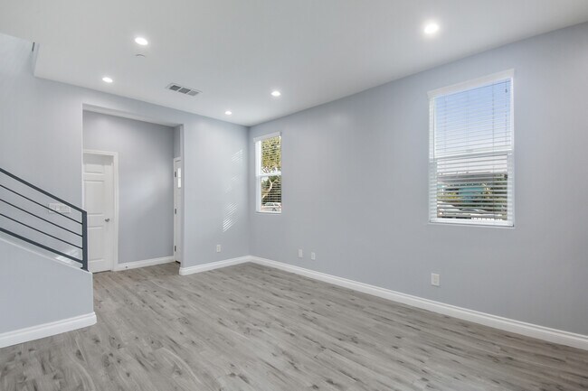 Building Photo - 513 S Oak St