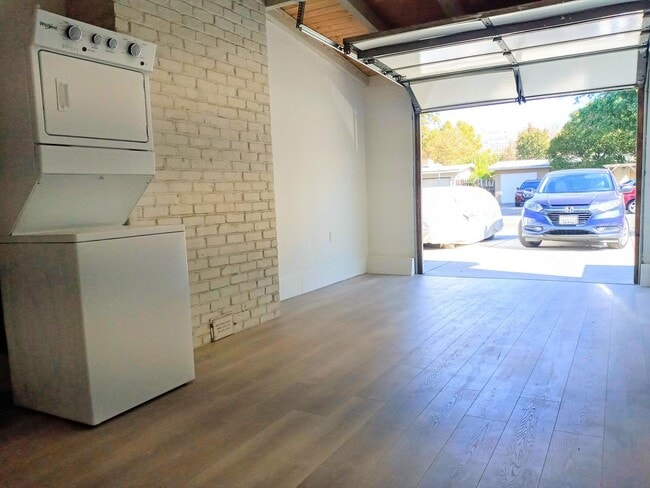 Building Photo - Beautifully Remodeled 2bd Single Story Hou...