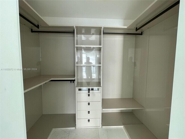 Foto del edificio - 480 NE 31st St