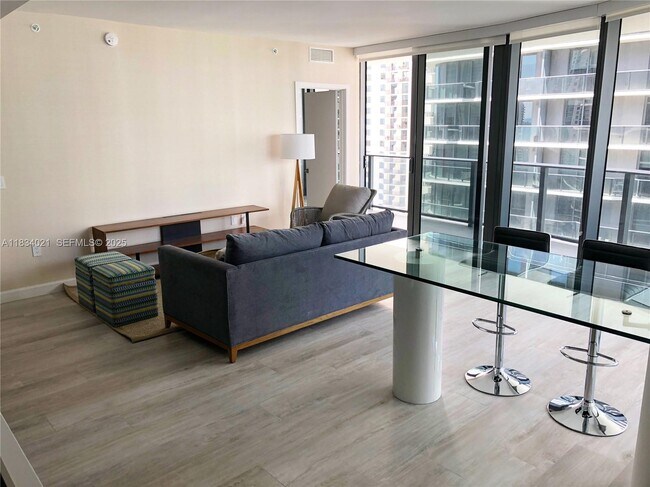 Foto del edificio - 45 SW 9th St