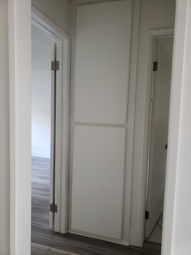 Building Photo - 704 E Windsor Rd