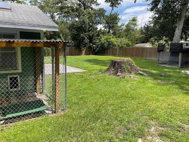 Building Photo - "Charming 3-Bedroom Haven with 2 Full Bath...
