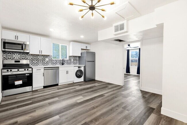 Foto del edificio - BRAND NEW EVERYTHING IN UPTOWN/BILTMORE AREA