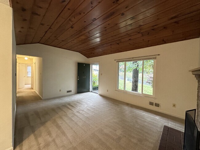 Foto del edificio - This classic brick rambler, located just around the corner from the West Falls Church Metro Stati...