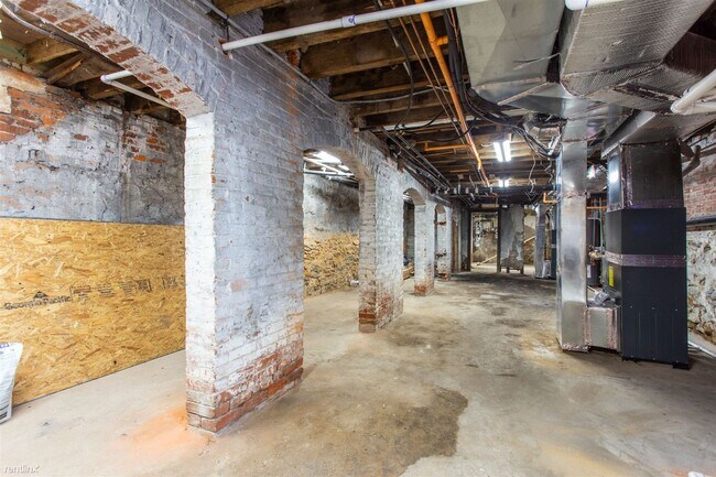 Building Photo - 2 br, 1 bath 4plex - 640 N 32ND ST Unit 1R