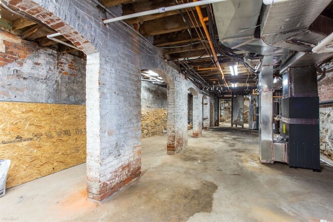 Building Photo - 2 br, 1 bath 4plex - 640 N 32ND ST Unit R1