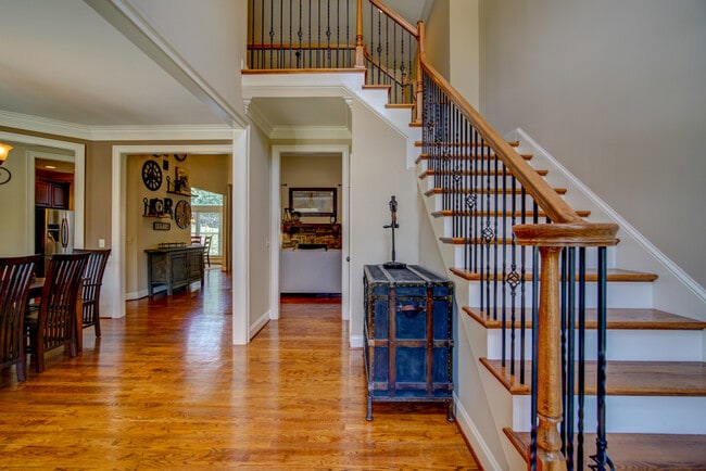 Building Photo - 5 BR, 3 BA Home Quiet Cul de Sac, Convenie...