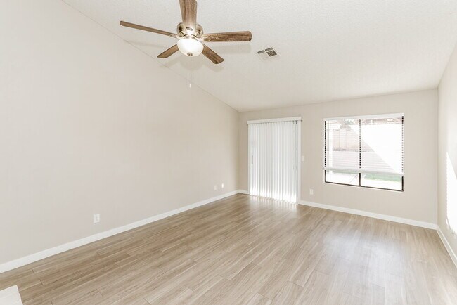 Foto del edificio - 141 Emden Dr