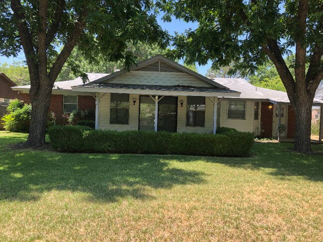 Building Photo - 225 Collins Dr