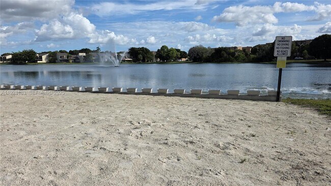 Building Photo - 9375 Fontainebleau Blvd