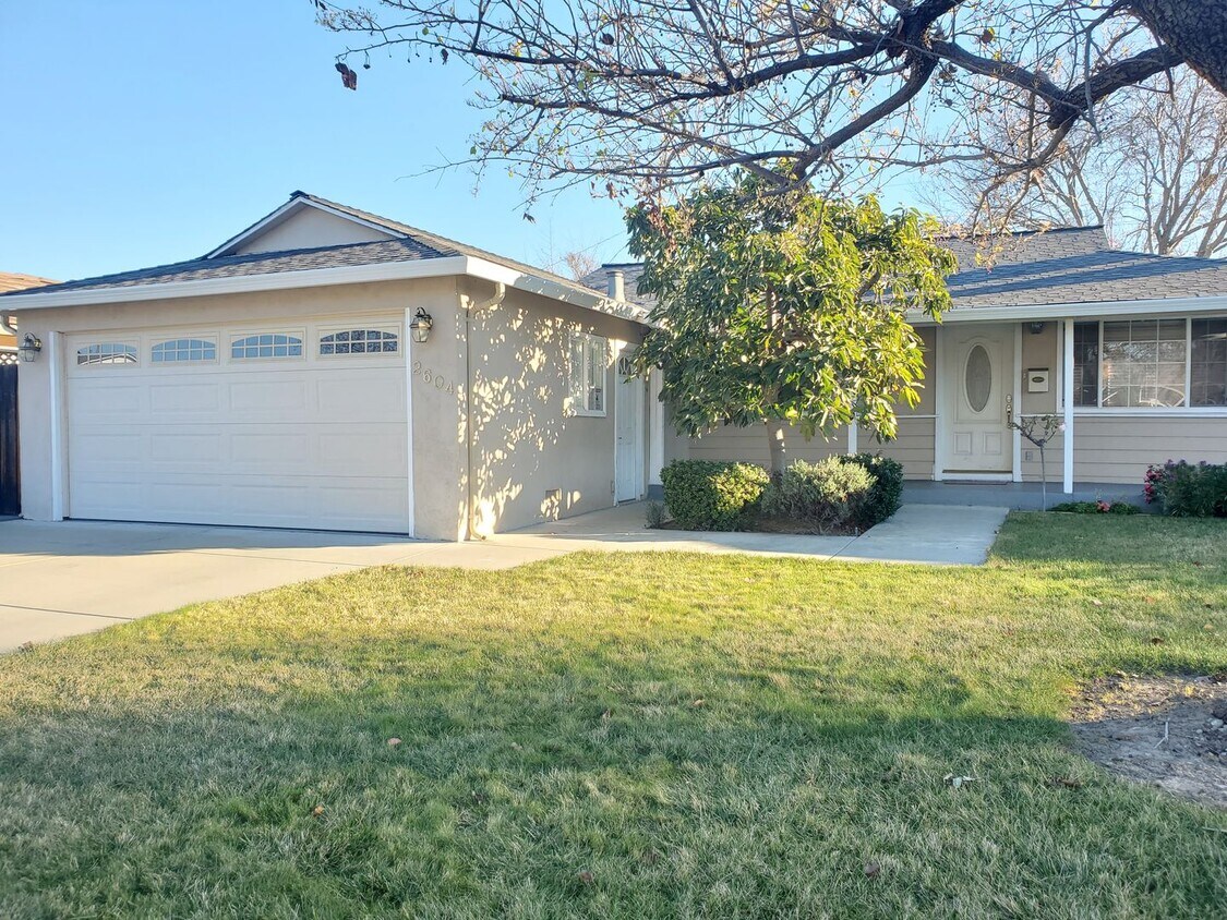 Foto principal - Updated Single Family Home in Desirable Ar...