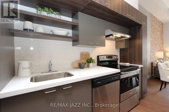 Building Photo - 202 King St E