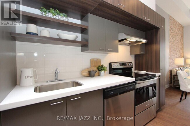 Building Photo - 302 King St E