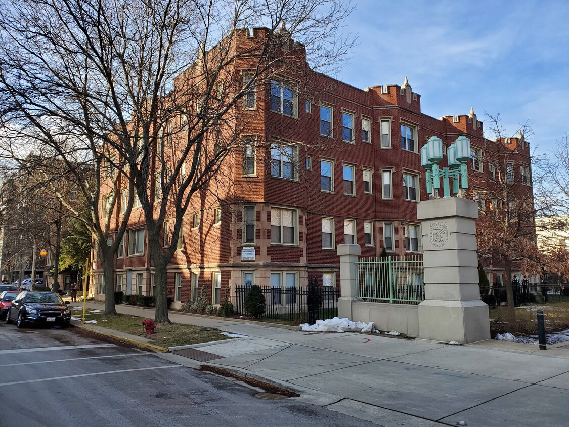 Frente - 6300 N Kenmore Ave