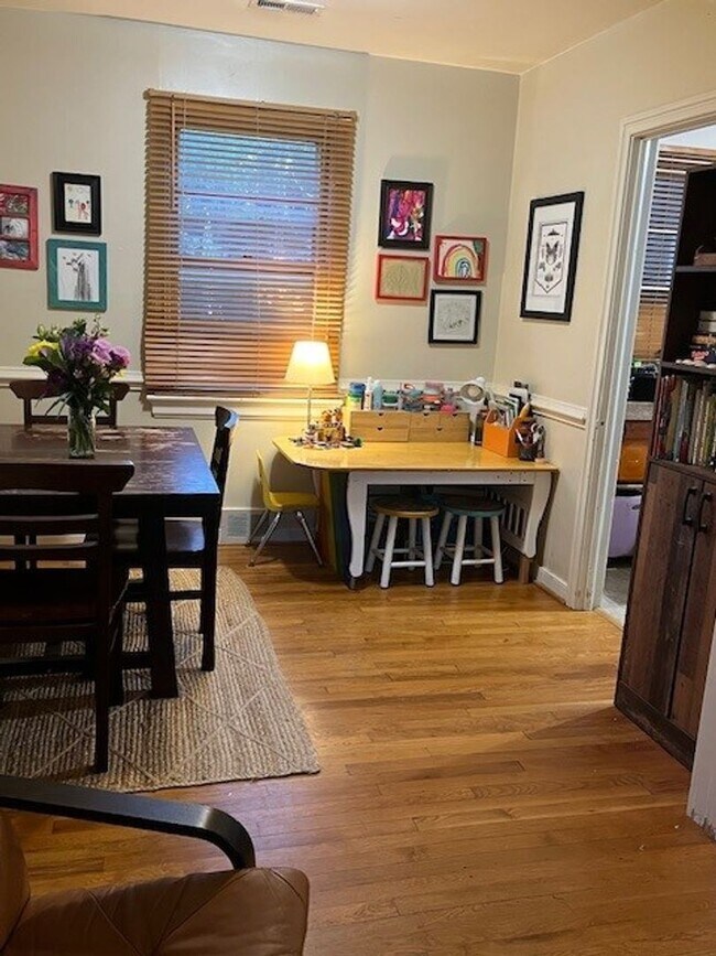 Foto del edificio - Gorgeous, 3 bedroom, 1 bathroom  ready Jun...