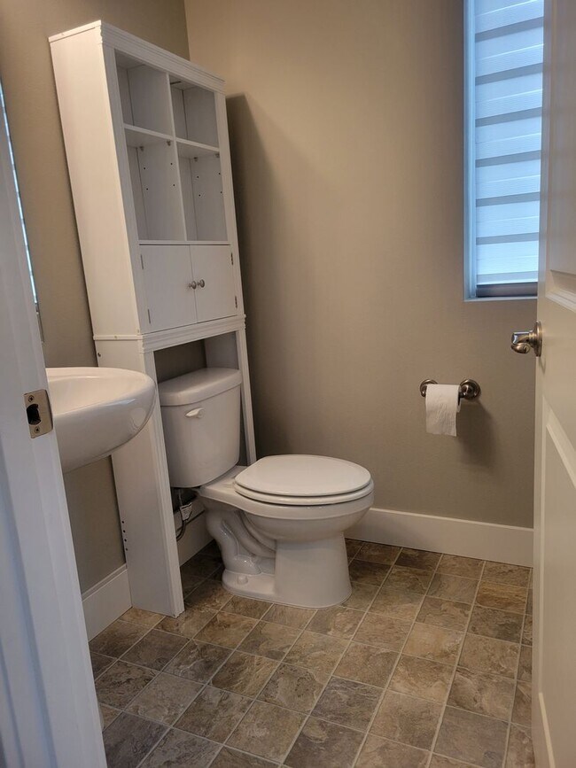 Foto del edificio - Beautiful 3 bd 3 bath newer home