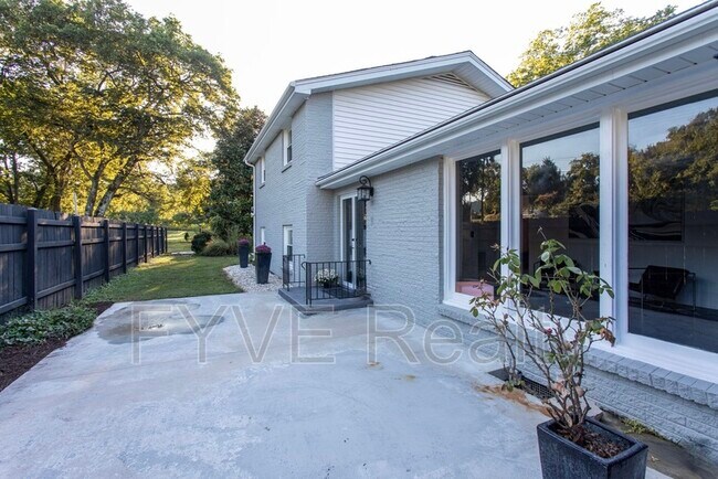 Foto del edificio - 6422 Harding Pike