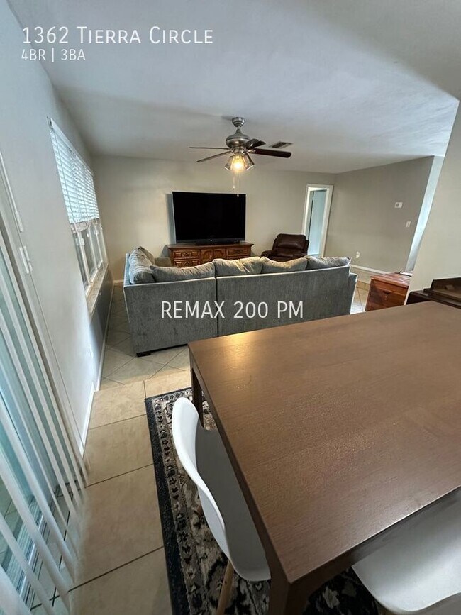 Building Photo - Spacious Ranch Style Home