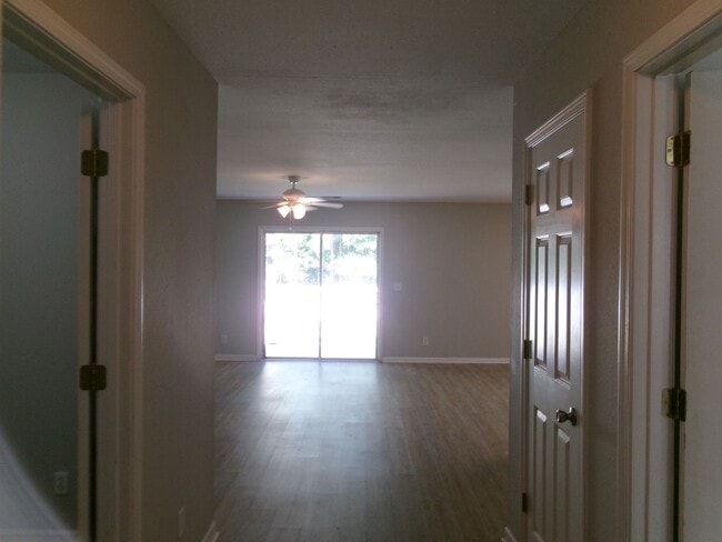 Building Photo - 3 bedroom, 2 bath home in the Inverness Co...