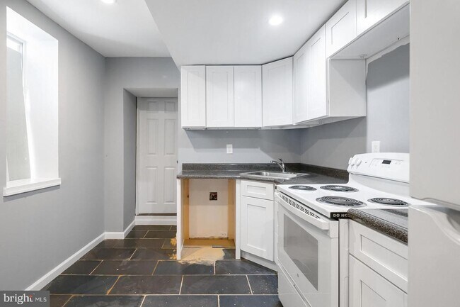 Building Photo - 2022 E Lehigh Ave