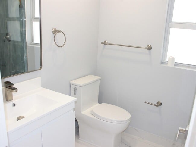 Building Photo - 522 SE 20th Ct