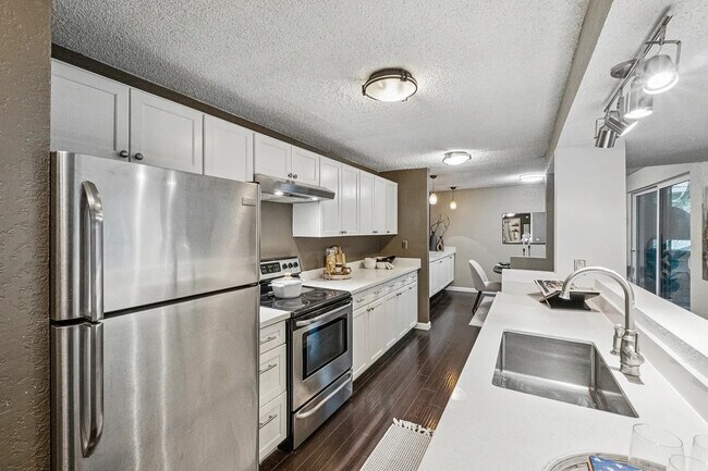 Building Photo - 2500 W Manor Pl
