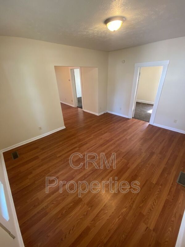 Building Photo - 722 S Bell St